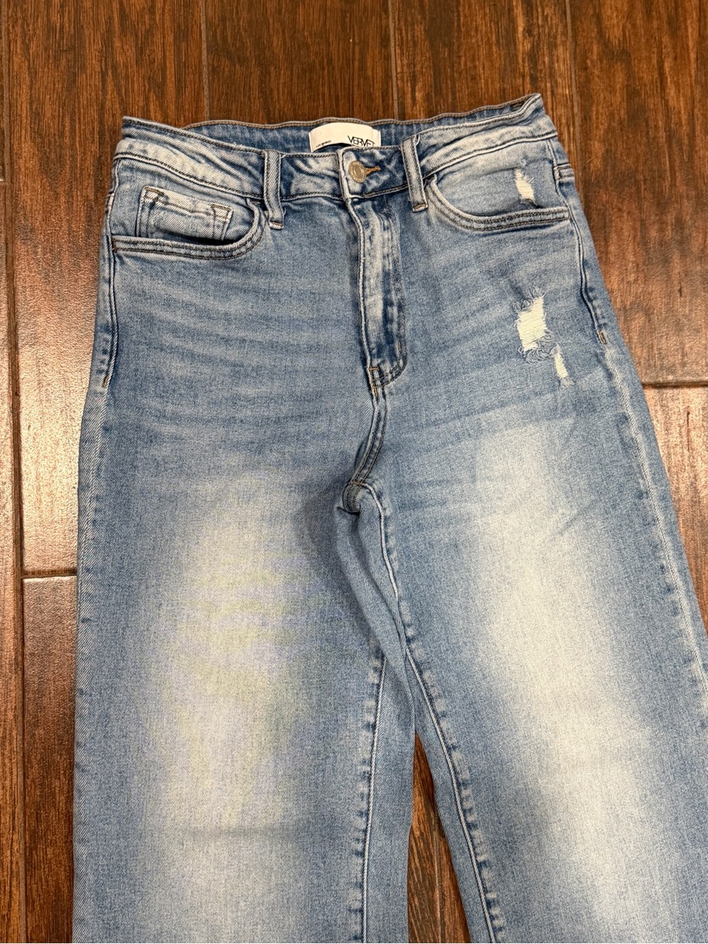 Light Wash High-Rise Wide Leg Jeans with Back-Slit Hem - Picture 4 of 9